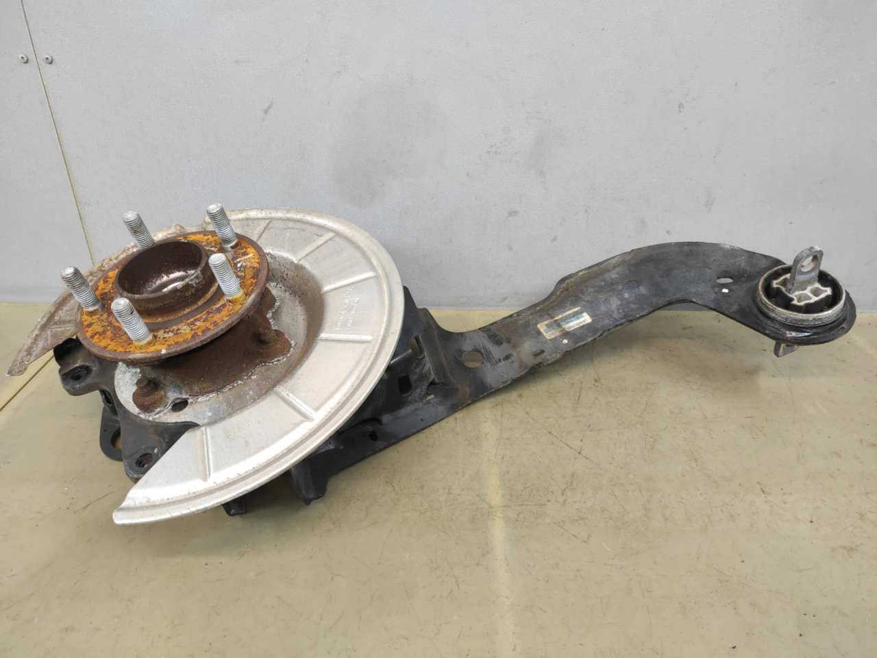 кулак задний левый Ford Escape 4 поколение CX482 2021, 2.5 л., гибрид, АКПП, внедорожник 5 дв., полный привод - фото №1