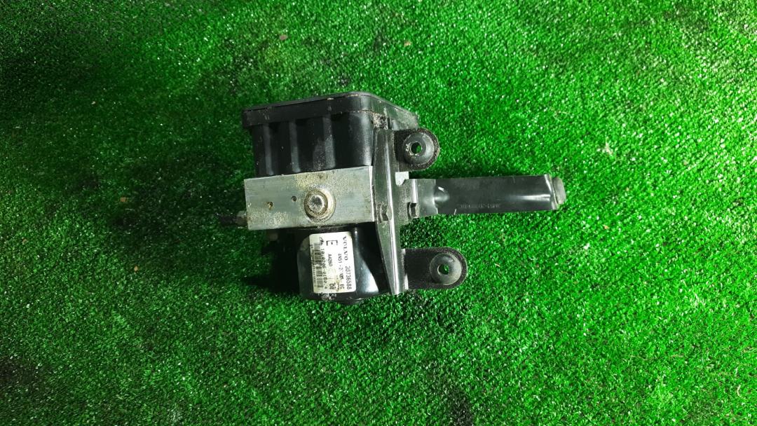 блок ABS Volvo S40 2 поколение 2005, 2.4 л., бензин, АКПП, правый руль - фото №1