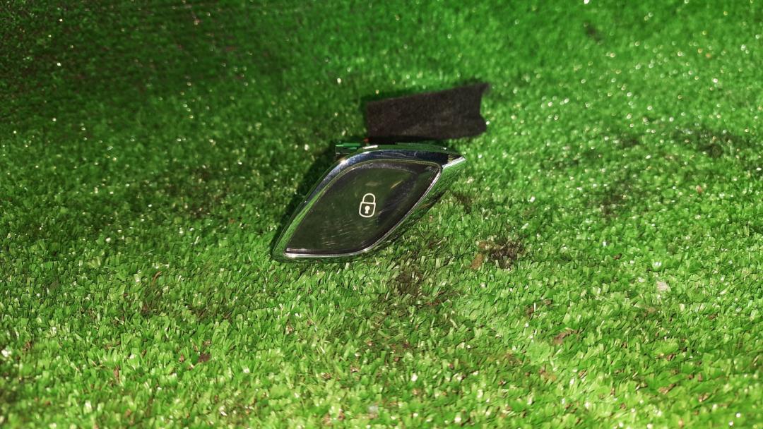 кнопка центрального замка Citroen DS3 1 поколение 2012, 1.6 л., 5FV (EP6CDT), бензин, МКПП, белый, хетчбэк 3 дв., передний привод, правый руль - фото №1