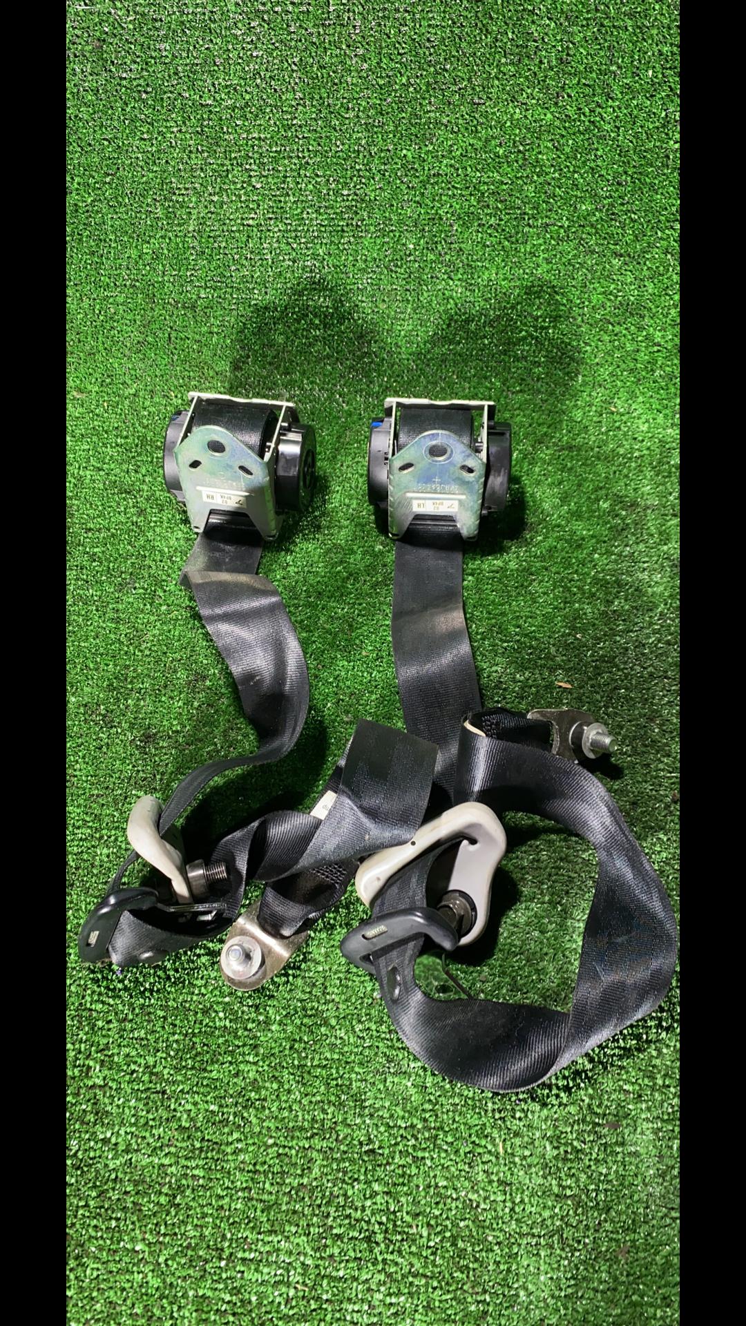 ремень безопасности Mazda 3 BK 2004, 2.0 л., LF-DE, бензин, МКПП, красный, седан, передний привод, правый руль - фото №1