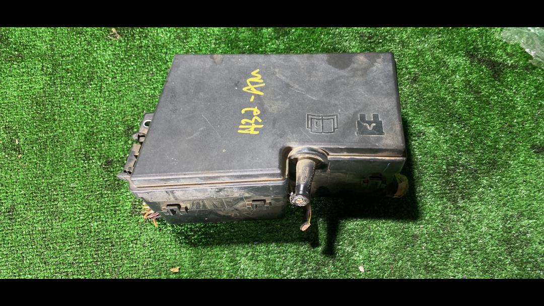 блок предохранителей Mazda 3 BK 2004, 2.0 л., LF-DE, бензин, МКПП, красный, седан, передний привод, правый руль - фото №1