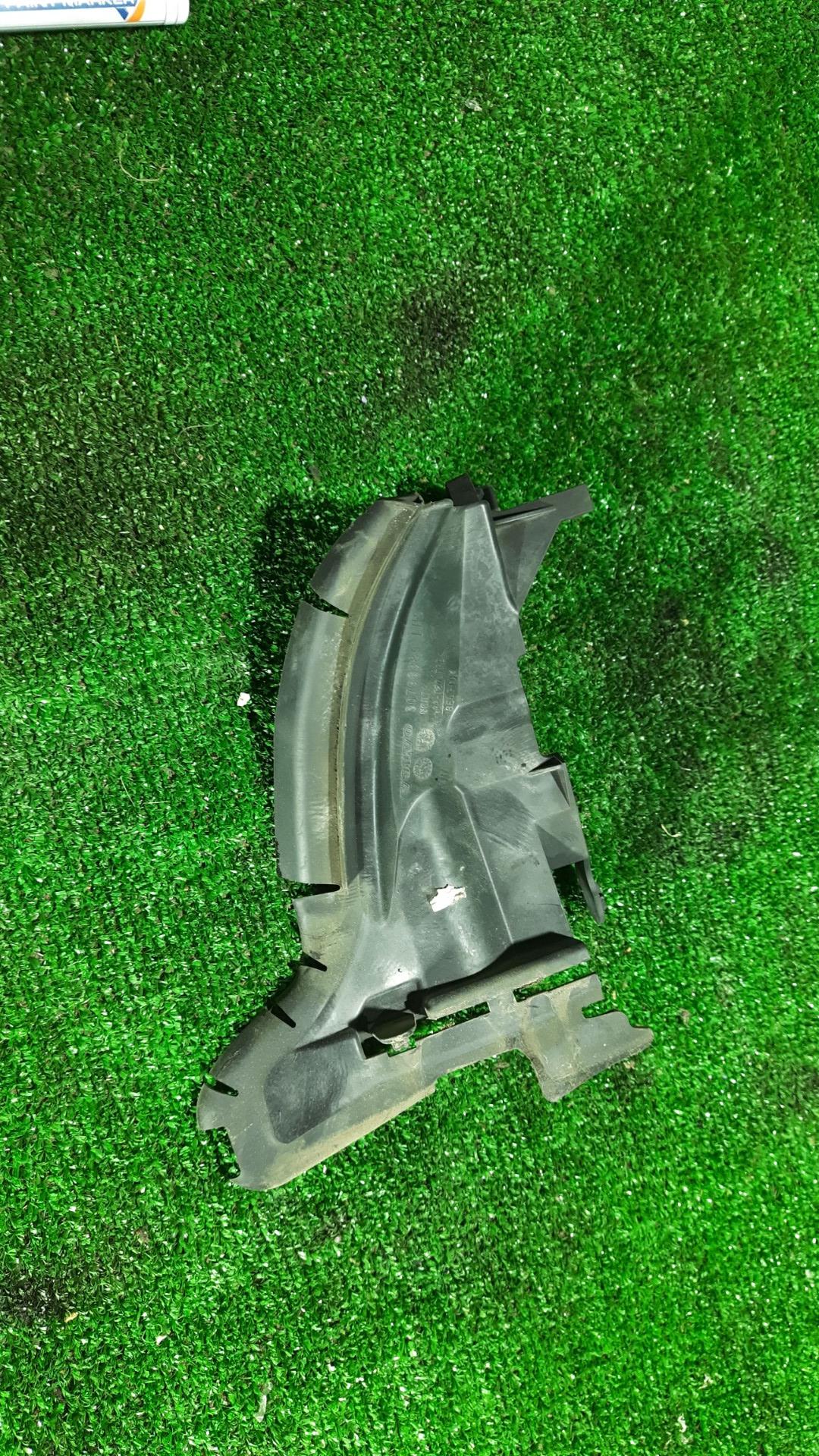 накладка (воздуховод) на телевизор Volvo V70 3 поколение 2011, 2.0 л., B 4204 T7, бензин, АКПП, универсал, правый руль, 30796389 - фото №1