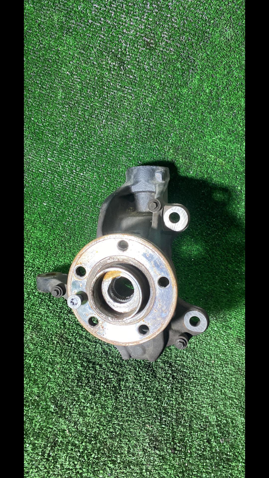 кулак поворотный правый Volvo S60 2 поколение 2012 - фото №1