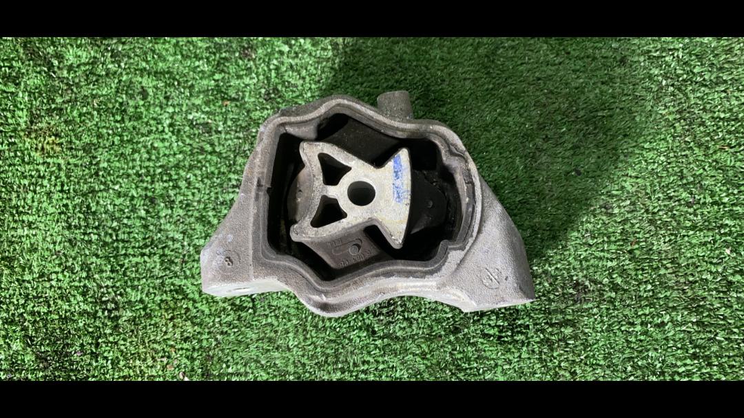 подушка крепления двигателя Volvo S60 2 поколение 2012 - фото №1