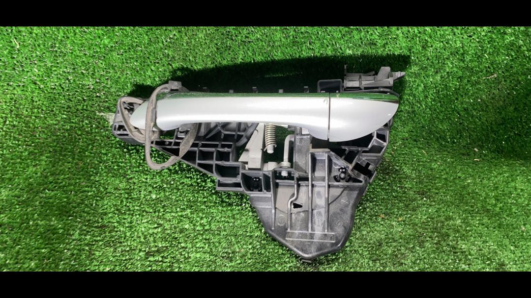 ручка наружная Mercedes-Benz B-Класс W245 2007, 1.7 л., бензин, АКПП, серебристый, хетчбэк 5 дв., правый руль, A1697601134 - фото №1