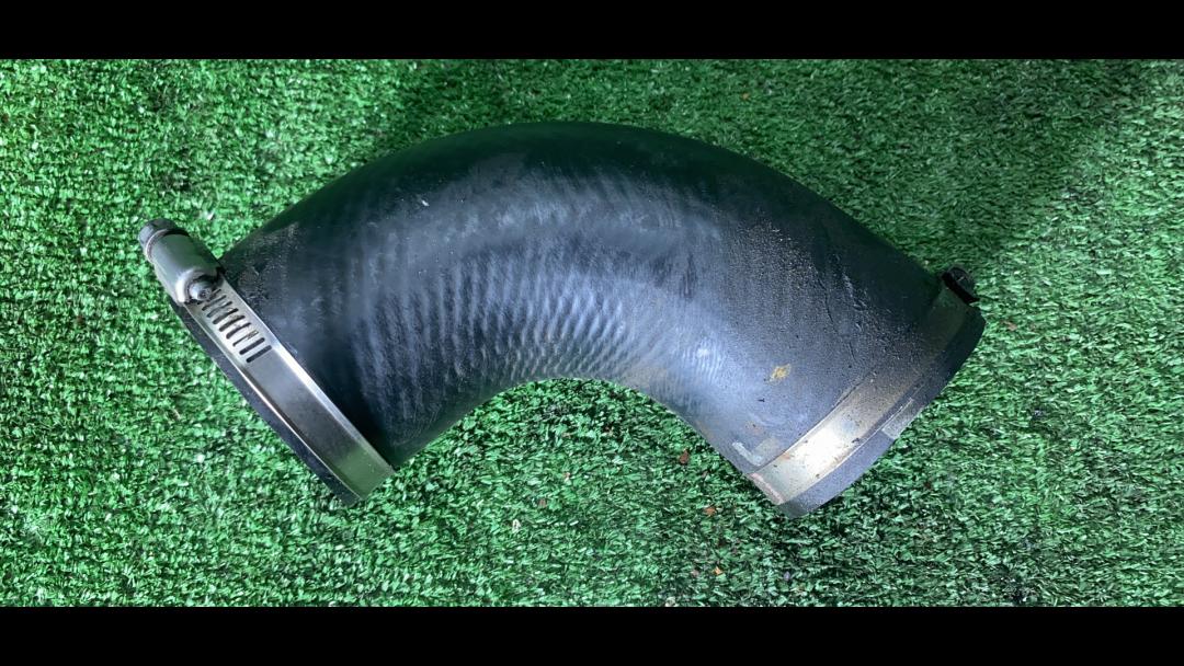 патрубок интеркулера Mazda CX-7 1 поколение 2007, 2.3 л., L3-VDT, бензин, АКПП, черный, внедорожник 5 дв., полный привод, правый руль - фото №1