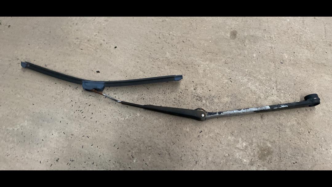 щеткодержатель (поводок стеклоочистителя, дворник) Mazda Xedos 9 1 поколение 1997, 2.3 л., бензин - фото №1