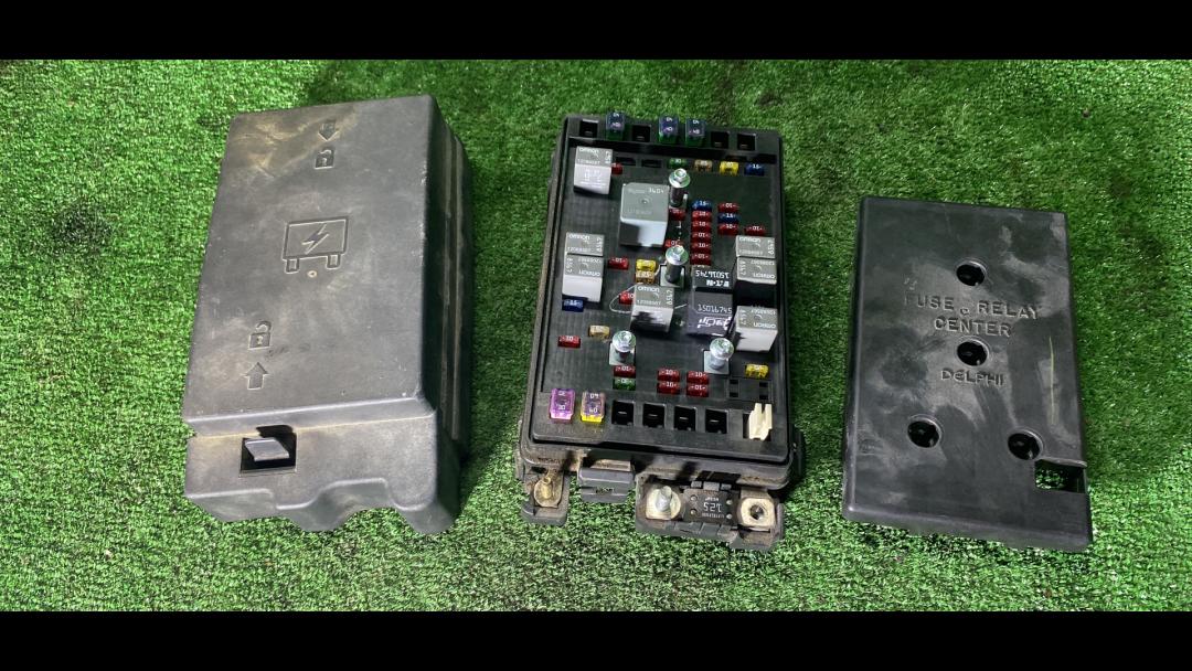 блок предохранителей Chevrolet TrailBlazer 1 поколение 2003, 4.2 л., АКПП, полный привод - фото №1