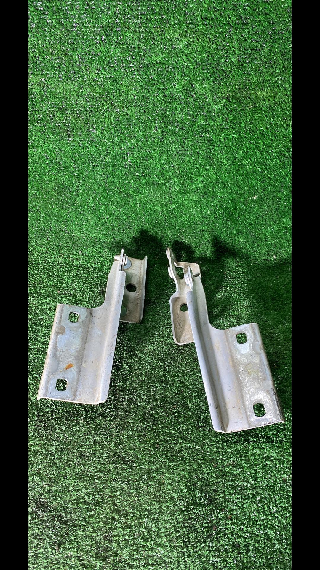 петля капота Chevrolet TrailBlazer 1 поколение 2003, 4.2 л., АКПП, полный привод - фото №1