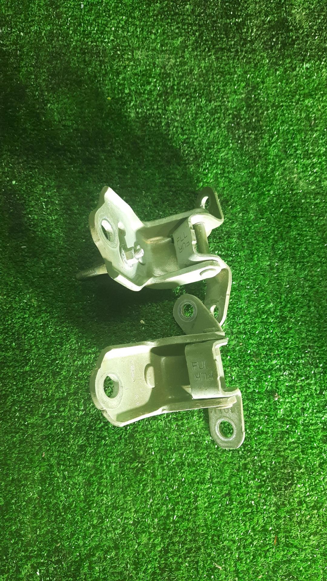 петля двери Ford Fiesta 6 поколение 2012, 1.6 л., бензин, хетчбэк 5 дв., передний привод - фото №1