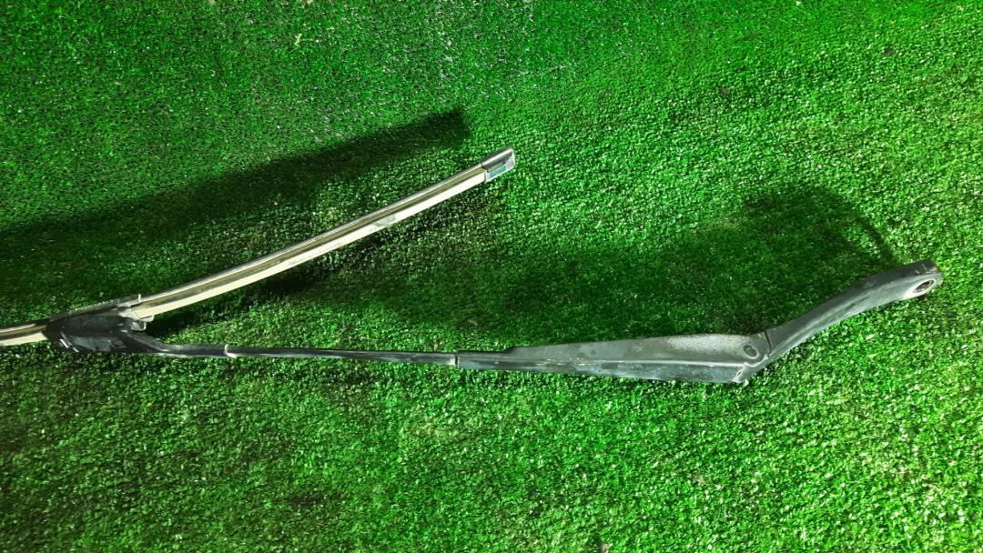 щеткодержатель (поводок стеклоочистителя, дворник) Ford Fiesta 6 поколение 2012, 1.6 л., бензин, хетчбэк 5 дв., передний привод - фото №1