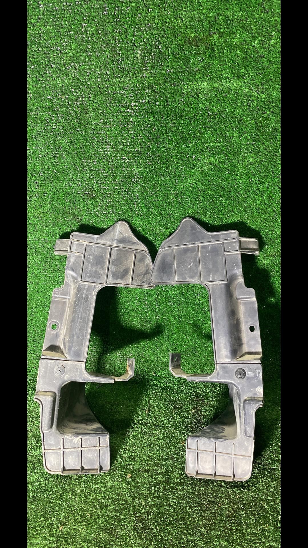 воздуховод (дефлектор) радиатора Ford Fiesta 6 поколение 2012, 1.6 л., бензин, хетчбэк 5 дв., передний привод - фото №1