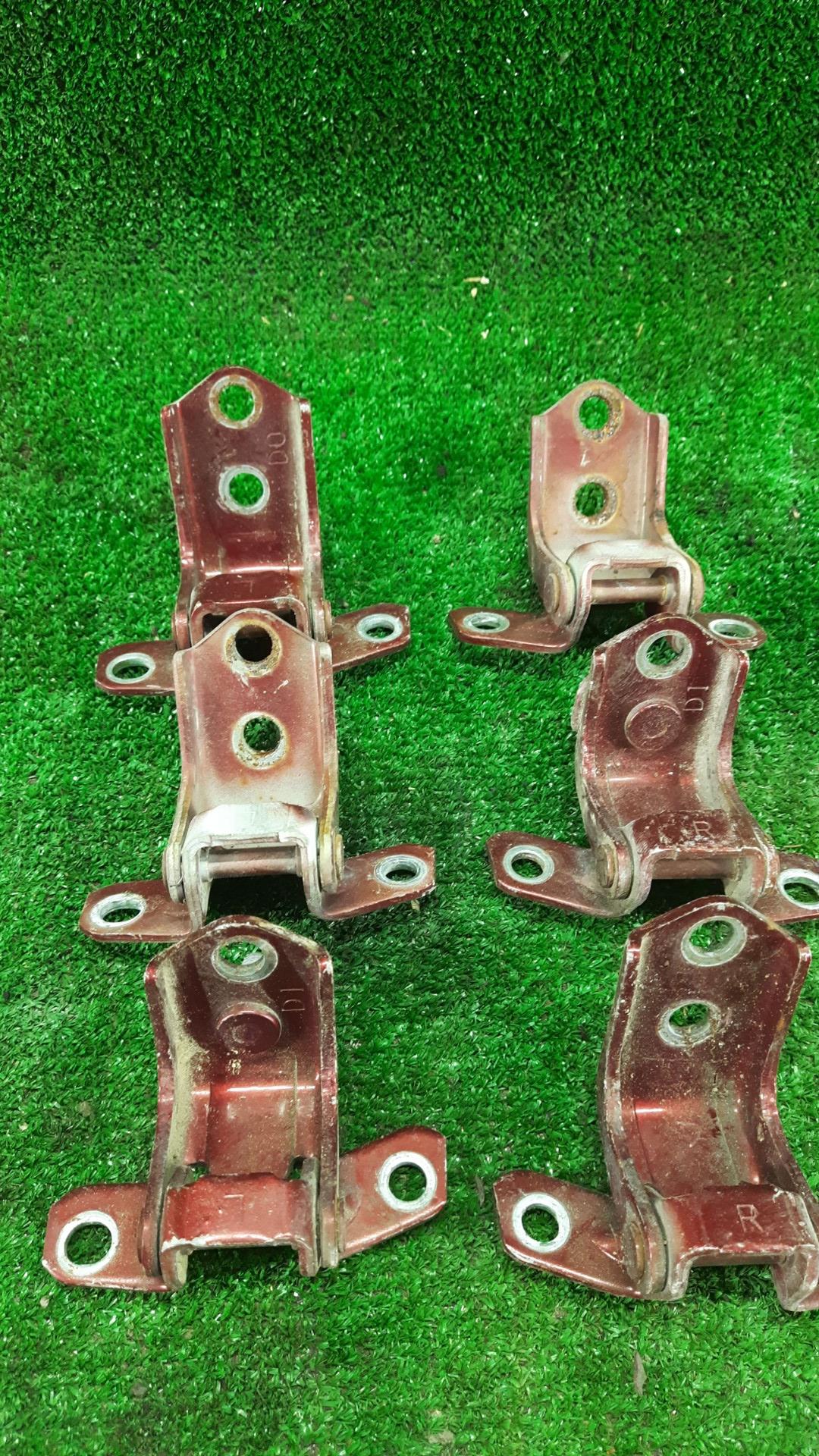 петля двери Mazda CX-7 1 поколение 2007, 2.3 л., бензин, АКПП, передний привод - фото №1