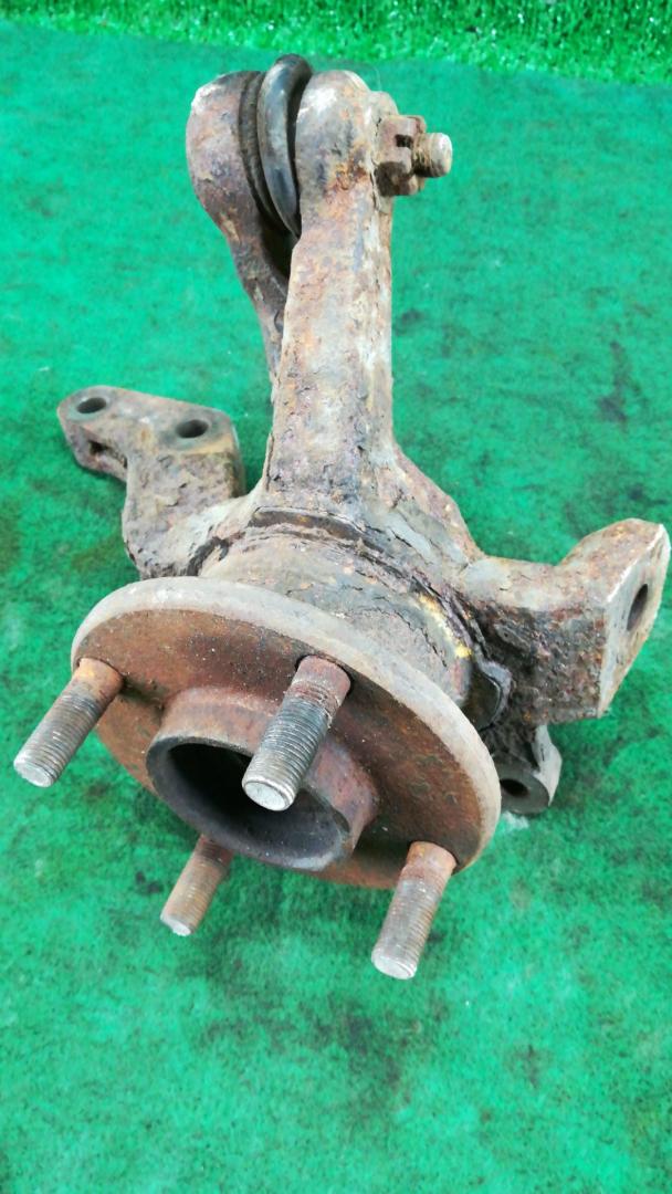 кулак поворотный правый Nissan Micra 2 поколение (K11) 1995, 1.0 л., бензин, вариатор, хетчбэк 3 дв., передний привод - фото №1