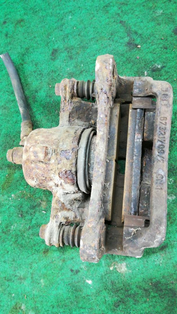 суппорт передний левый Nissan Micra 2 поколение (K11) 1995, 1.0 л., бензин, вариатор, хетчбэк 3 дв., передний привод - фото №1