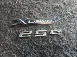 эмблема BMW X1 F48 [рестайлинг] F48 2021, 1.5 л., гибрид, a96, внедорожник 5 дв., полный привод