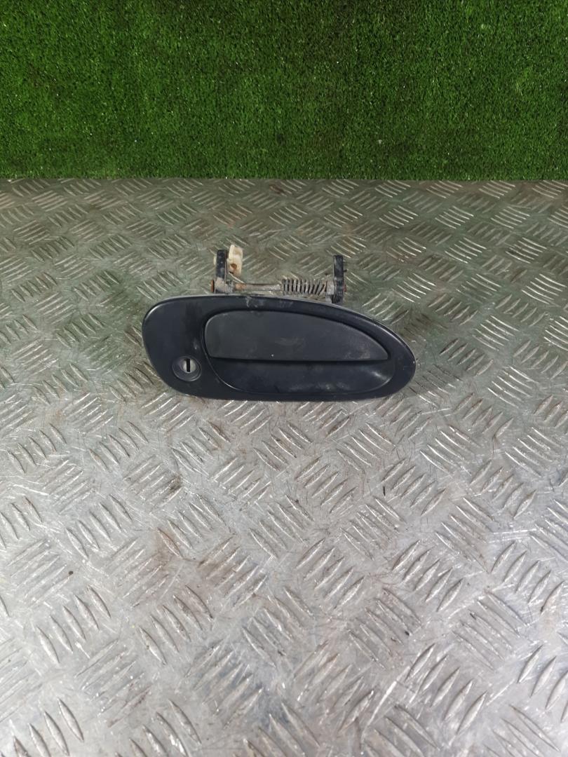 ручка наружная Mazda 323 5 поколение 1997, 1.3 л., бензин, хетчбэк 3 дв. - фото №1