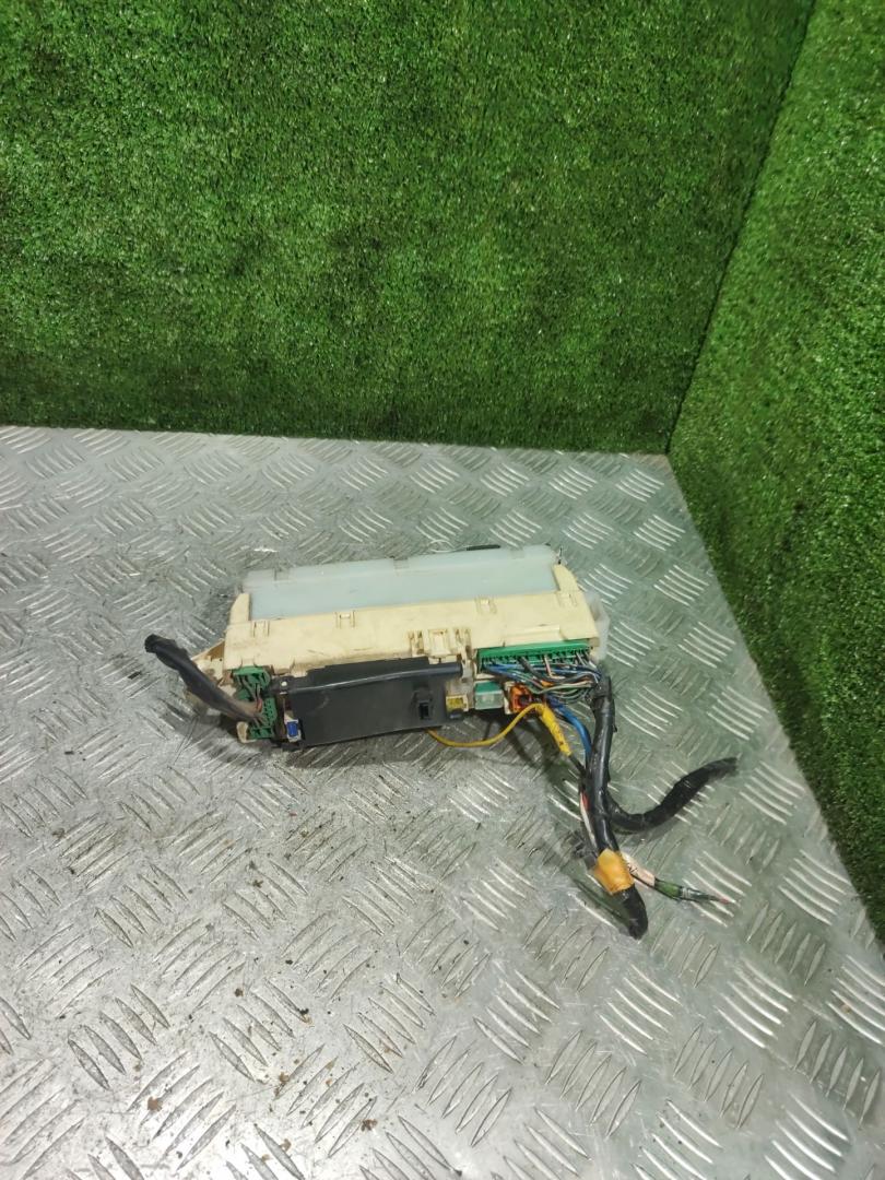 блок предохранителей Mazda 323 5 поколение 1997, 1.3 л., бензин, хетчбэк 3 дв. - фото №1