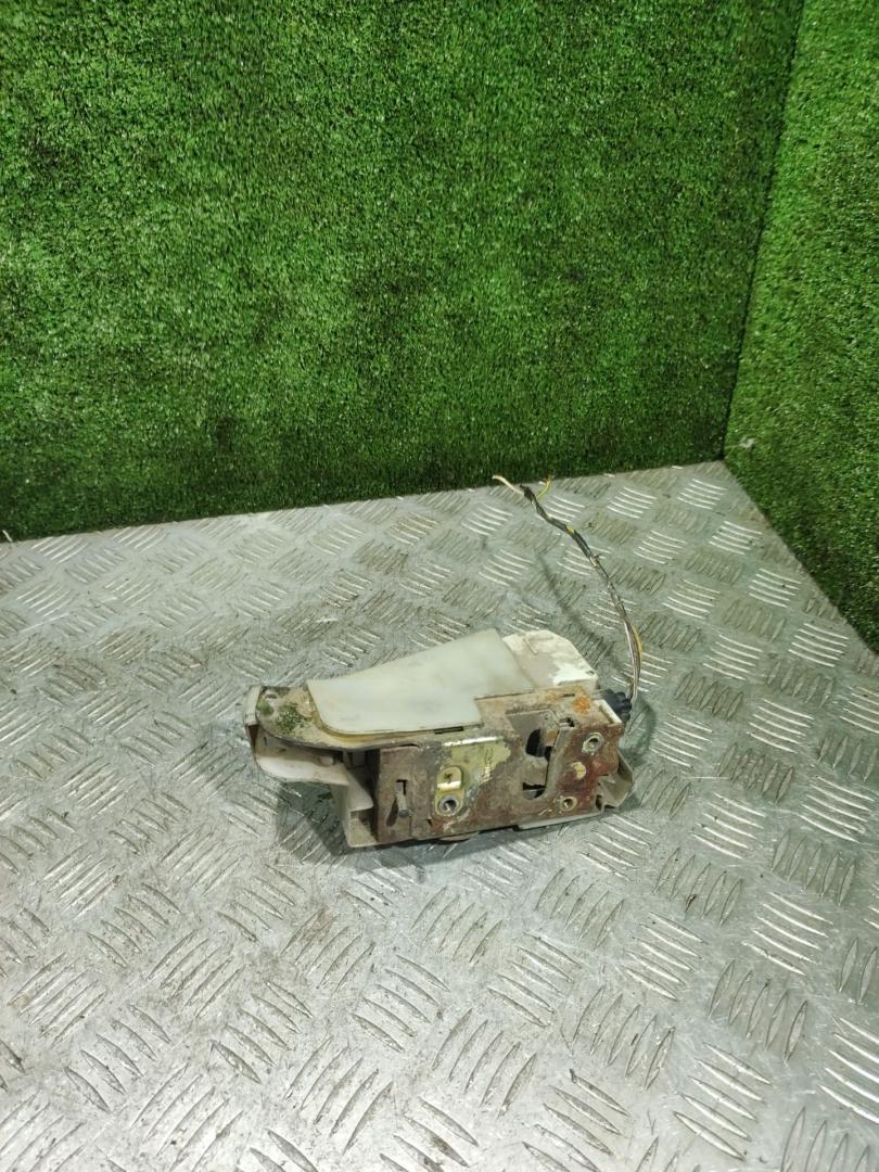 замок двери задней правой Ford Fiesta 4 поколение 1997, 1.3 л., бензин, МКПП, хетчбэк 5 дв. - фото №1