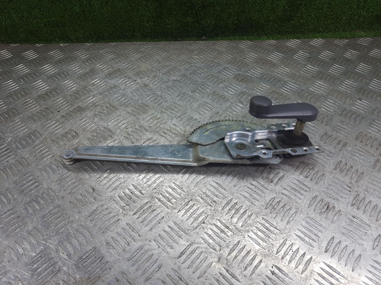 стеклоподъемник задний правый Mazda 323 6 поколение 2000, 1.5 л., бензин, МКПП, седан - фото №1