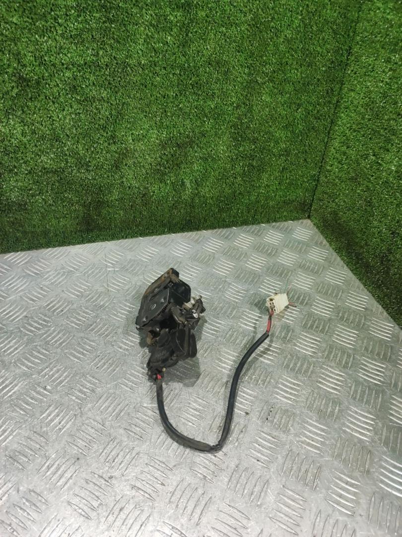 замок двери задней левой Mazda 323 6 поколение 2000, 1.5 л., бензин, МКПП, седан - фото №1