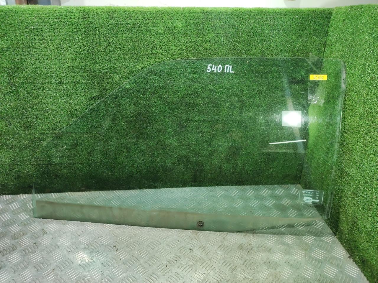 стекло двери передней левой Peugeot 106 1 поколение 1996, 1.1 л., бензин, МКПП, хетчбэк 3 дв. - фото №1