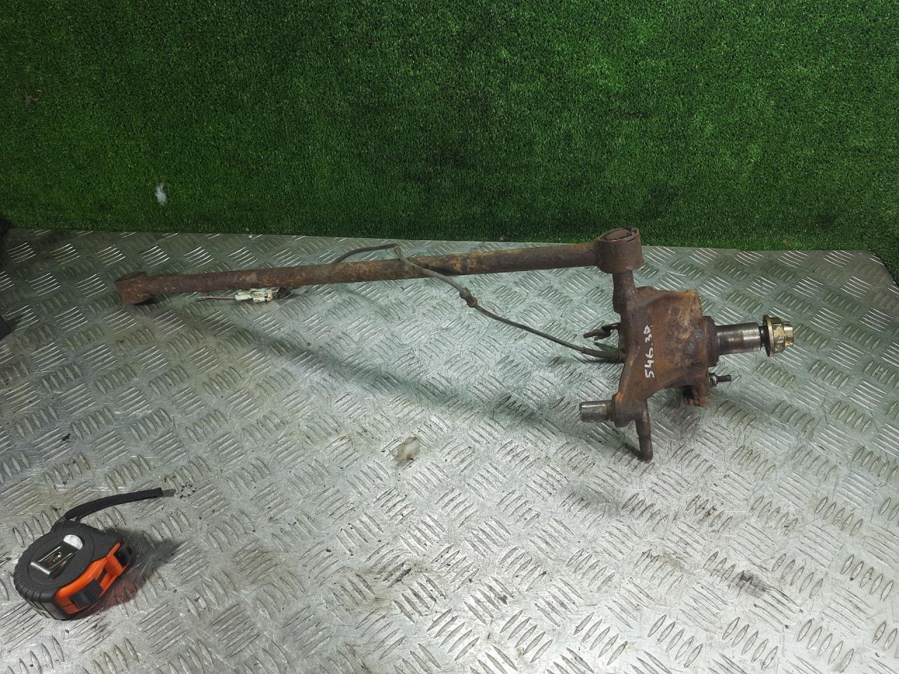 кулак задний правый Mazda 323 6 поколение 2000, 1.5 л., бензин, МКПП, седан - фото №1