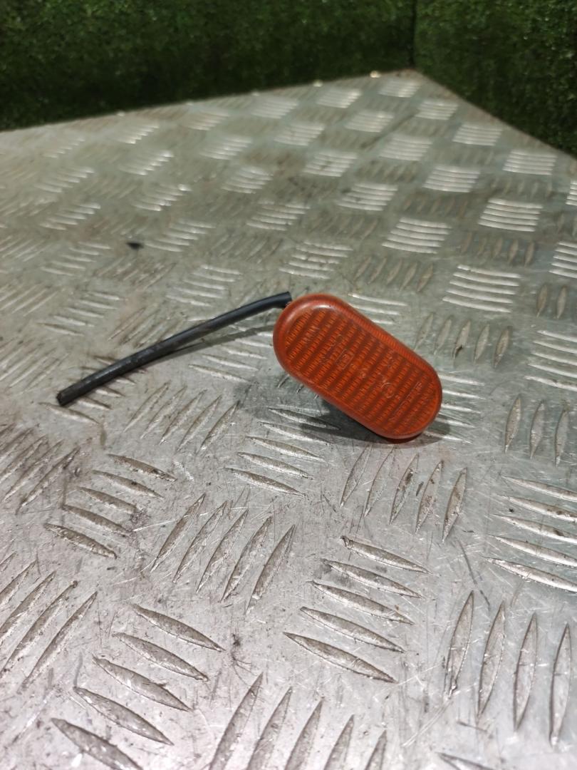 повторитель поворота на крыле правый Renault Safrane 1 поколение 1996, 2.2 л., бензин, МКПП, хетчбэк 5 дв. - фото №1