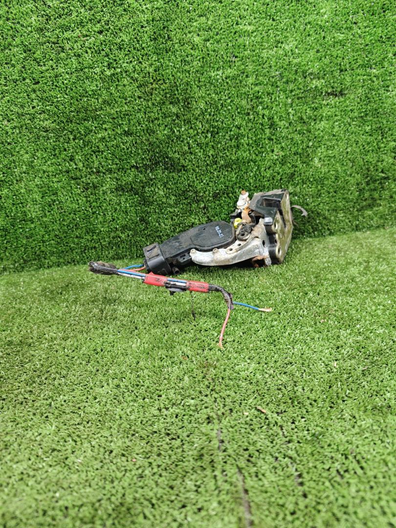 замок двери задней правой Toyota Corolla 8 поколение (E110) 1999, 2.0 л., 2C-E, дизель, МКПП, универсал - фото №1