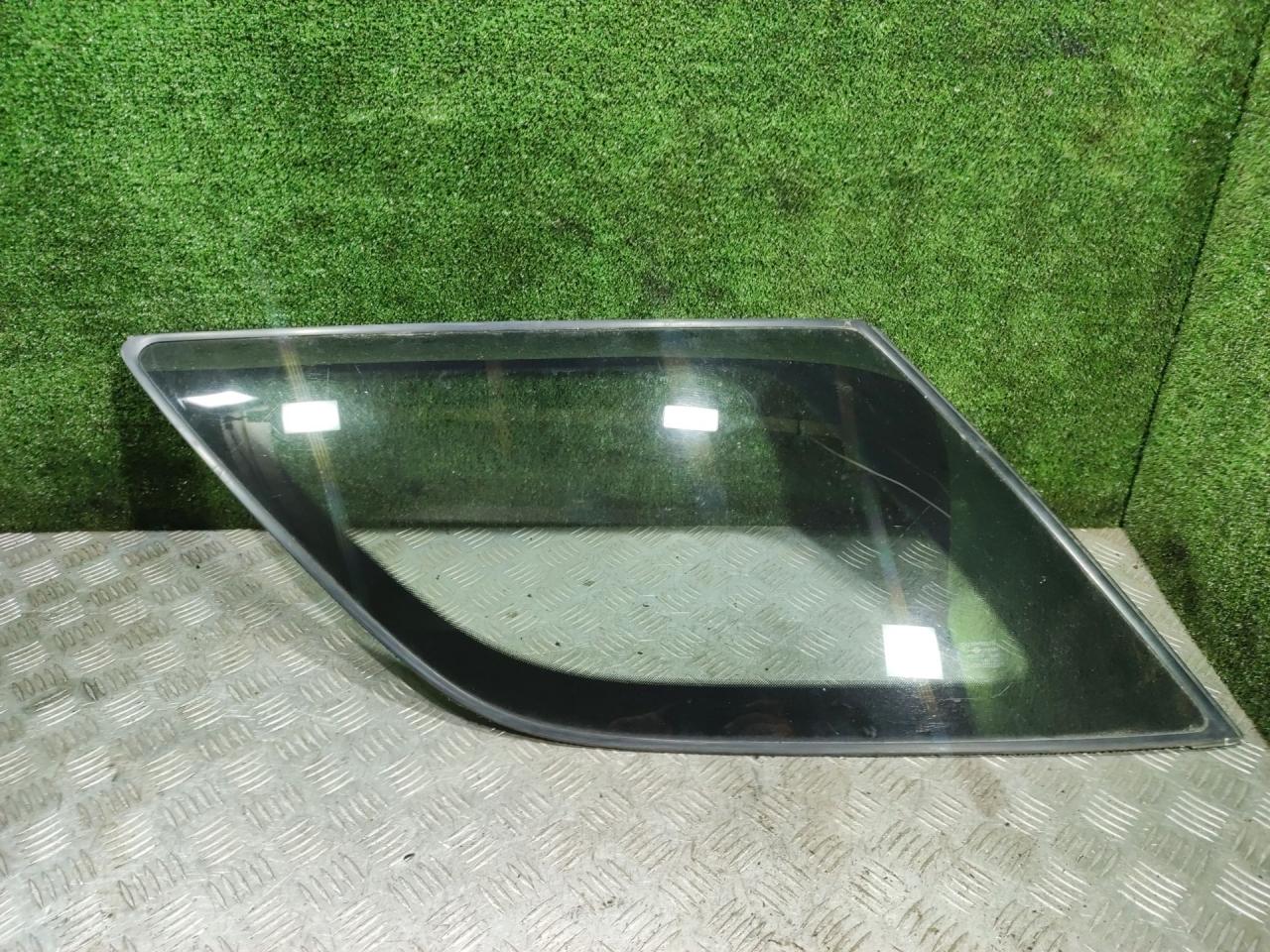 стекло кузовное боковое левое Suzuki Baleno 1 поколение 2000, 1.8 л., бензин, МКПП, универсал - фото №1