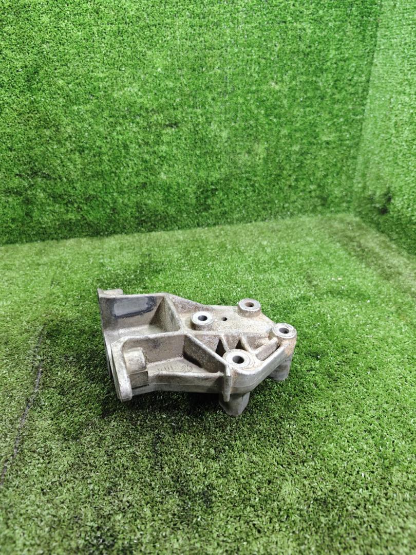 кронштейн двигателя Renault Laguna 1 поколение 1998, 1.8 л., бензин, МКПП, хетчбэк 5 дв., 7700817176F - фото №1