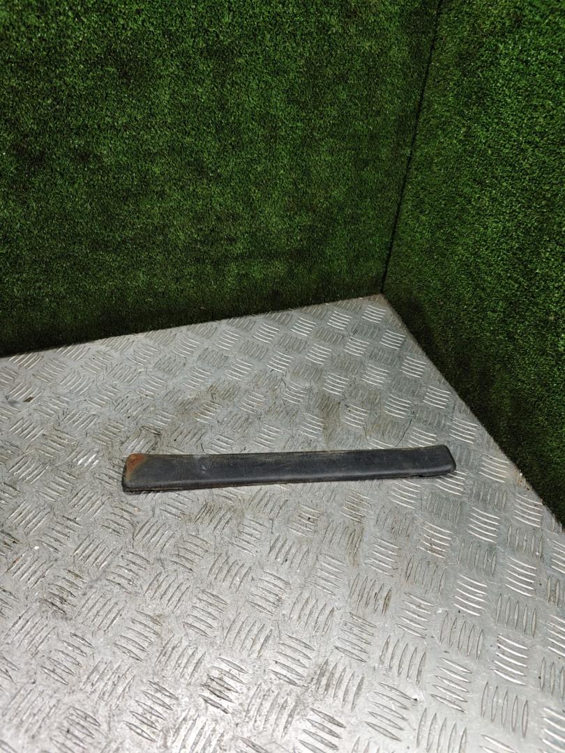 накладка на порог внутренняя Toyota Carina E 1 поколение T190 1997, 2.0 л., 3S-FE, бензин, МКПП, седан - фото №1