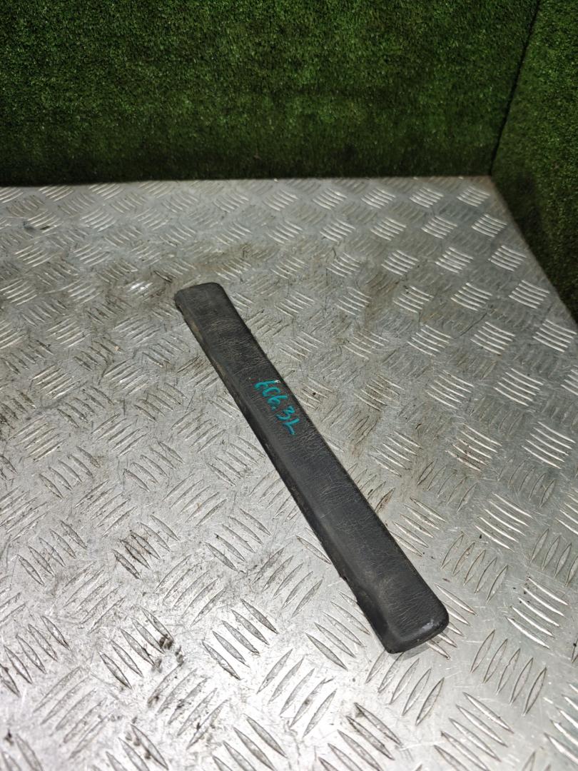 накладка на порог внутренняя Toyota Carina E 1 поколение T190 1997, 2.0 л., 3S-FE, бензин, МКПП, седан - фото №1