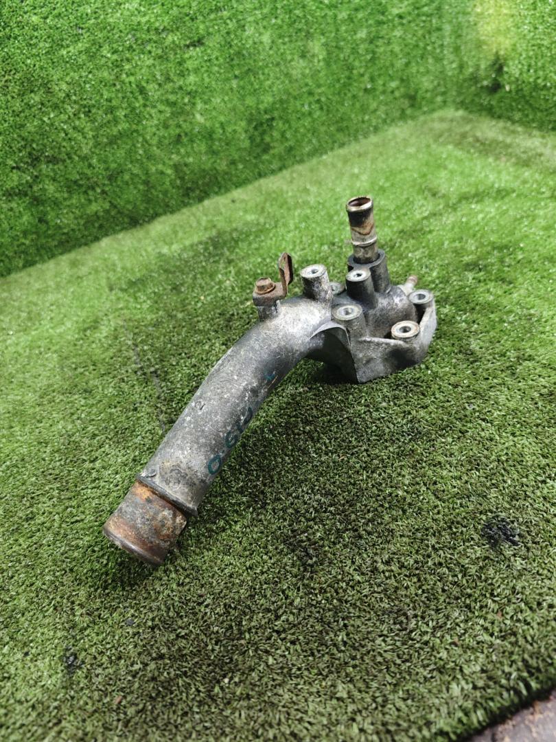 фланец (тройник) системы охлаждения Toyota Picnic 1 поколение XM10 2000, 2.2 л., дизель, МКПП, минивэн - фото №1