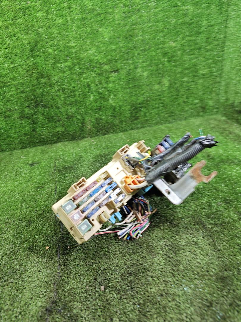 блок предохранителей Toyota Carina E 1 поколение T190 1997, 1.6 л., бензин, МКПП, седан - фото №1