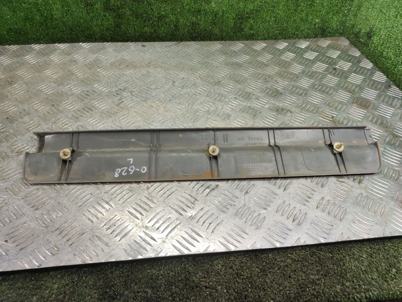 накладка на порог внутренняя Mitsubishi Space Wagon 3 поколение (Typ N50) 2000, 2.4 л., GDi, бензин, МКПП, минивэн - фото №1