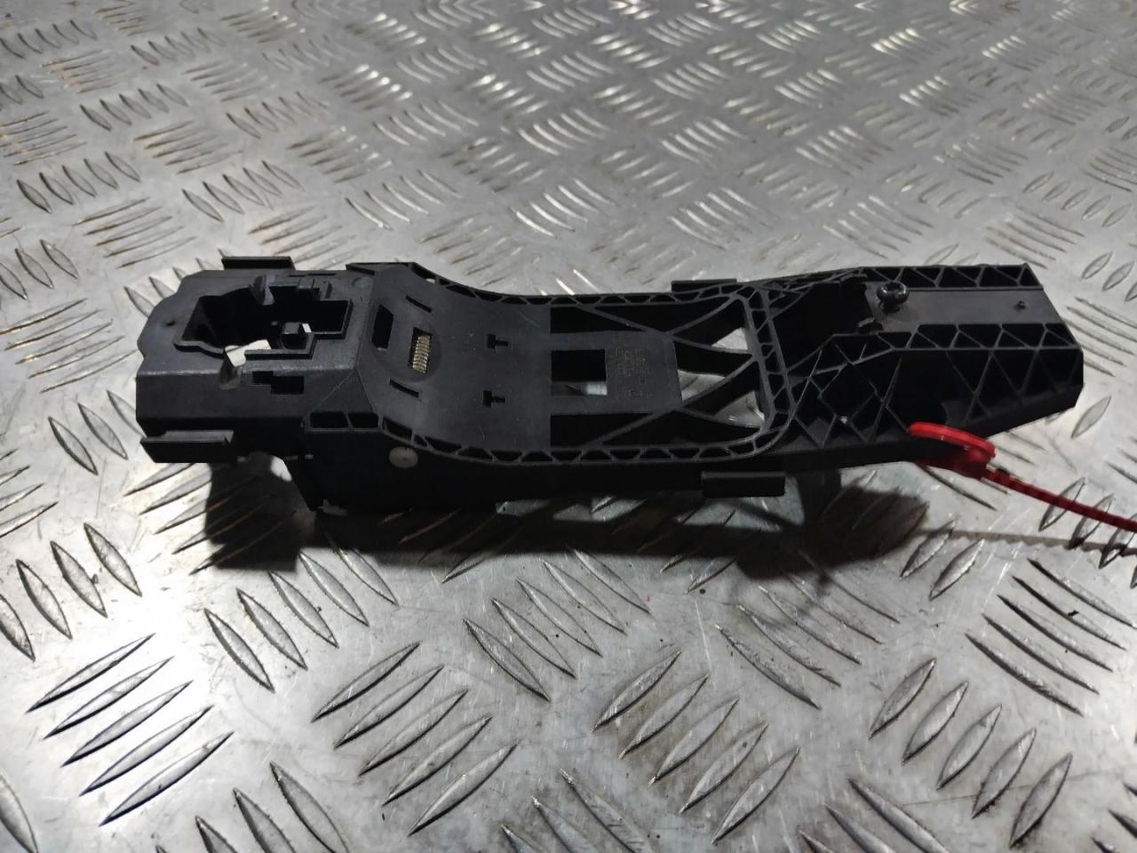 скелет ручки двери задней левой Volkswagen Passat (USA) 1 поколение 2012, 2.5 л., CBTA, бензин, АКПП, седан, 5N0837885H - фото №1