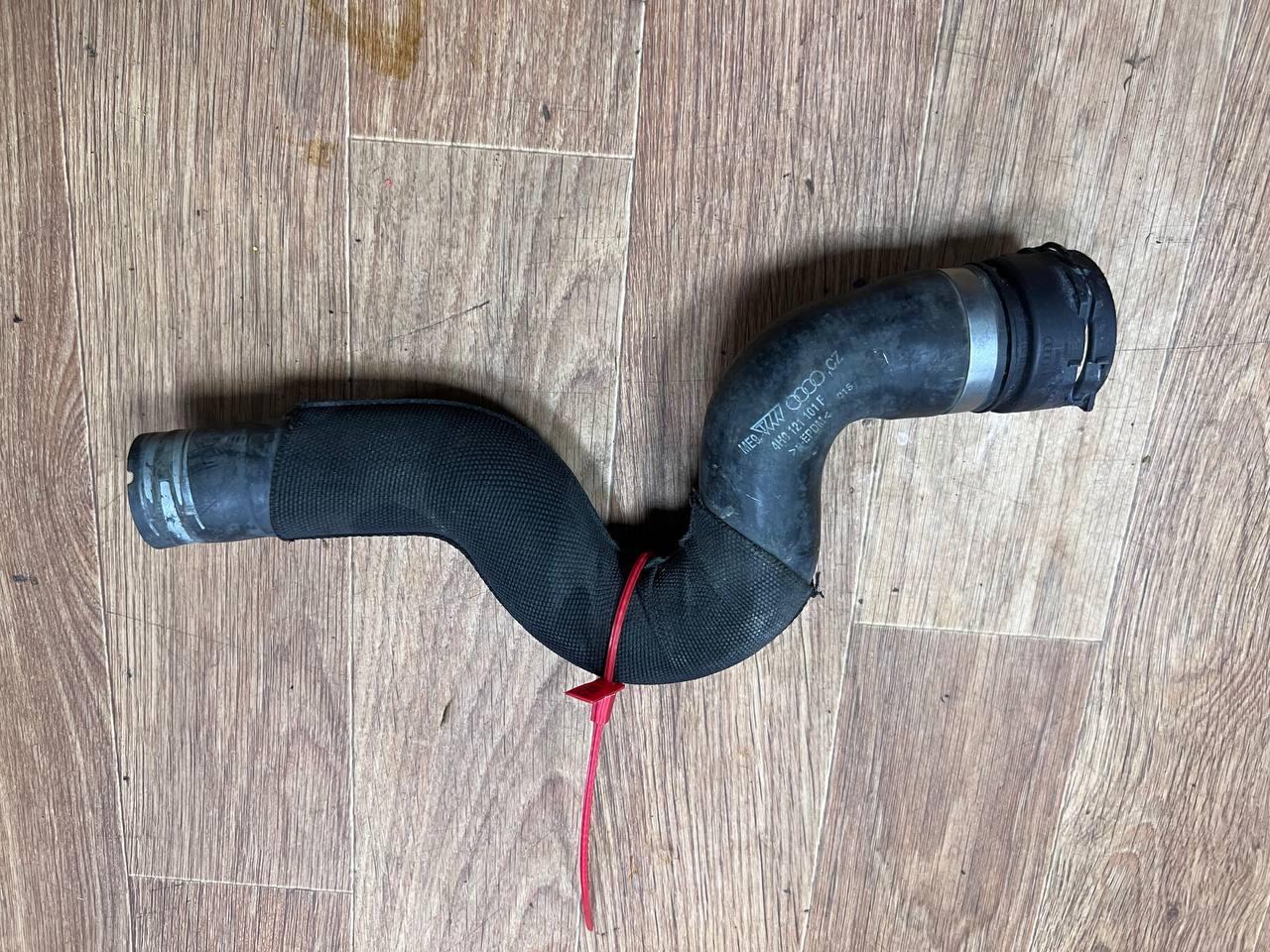 патрубок радиатора Audi A8 D4/4H 2012, 4.2 л., CDRA, бензин, седан, 4H0121101F - фото №1