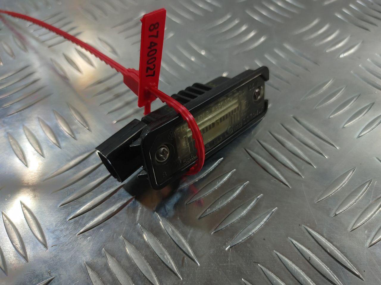 подсветка номера Volkswagen Passat CC 1 поколение 2010, 2.0 л., CCZA, бензин, АКПП, купе, 3D0943021A - фото №1