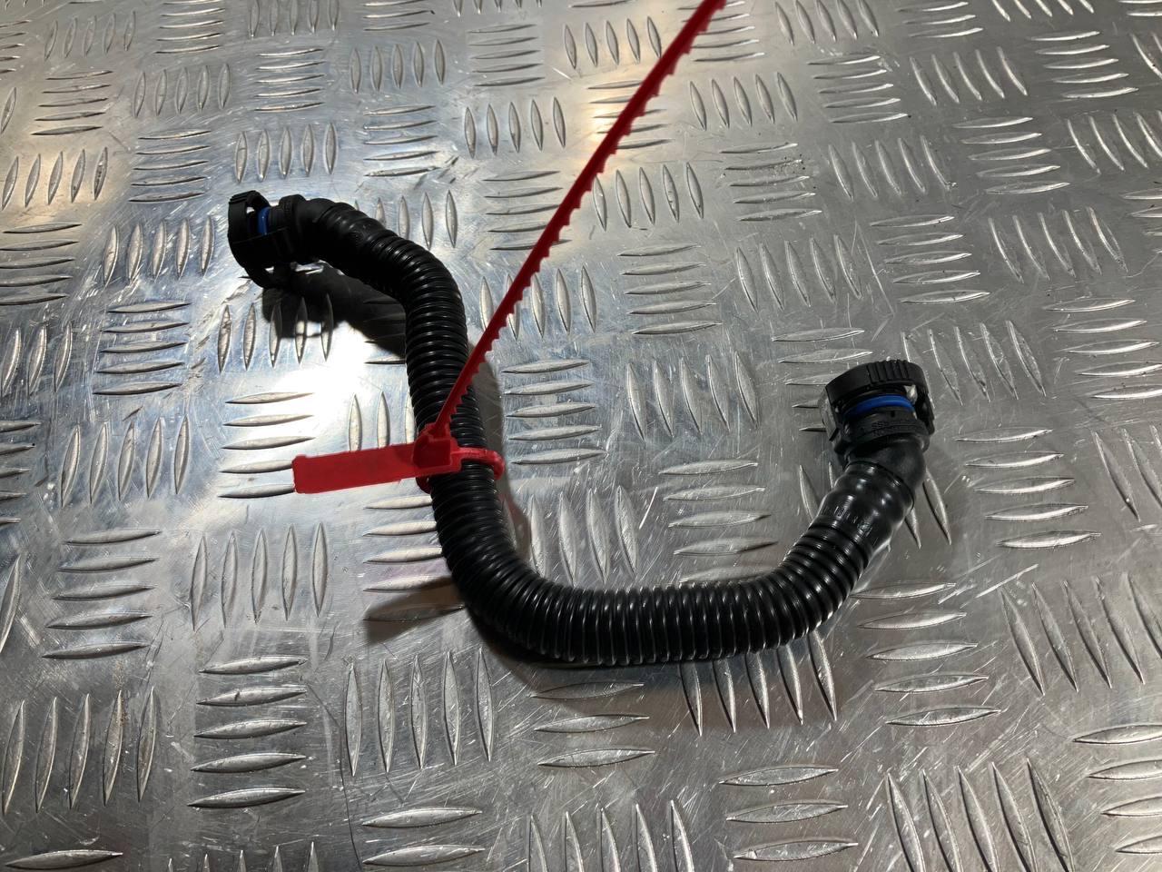 патрубок (трубопровод, шланг) Audi A5 8T 2010, 2.0 л., CAEB, бензин, АКПП, седан, 06J103221A - фото №1