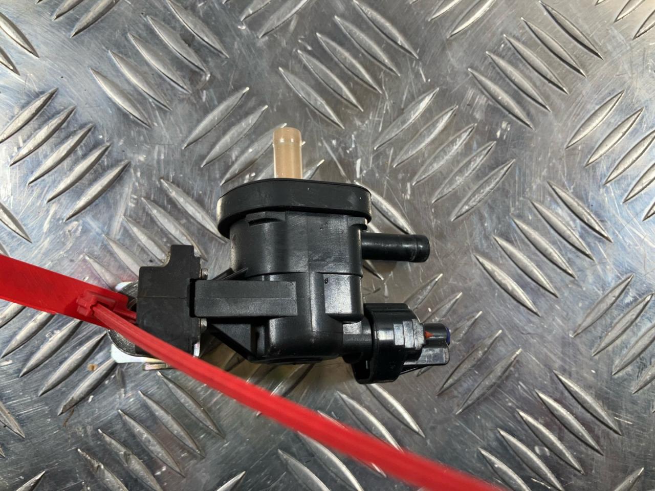 клапан вакуумного управления Lexus LS 4 поколение 2009, 4.6 л., 1UR-FSE, бензин, седан, 90910-12276, 1362007010 - фото №1