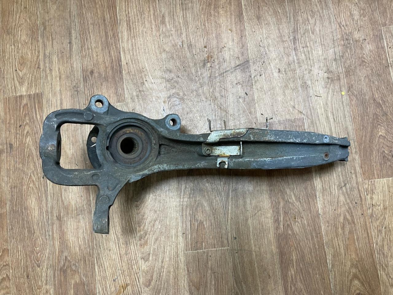 кулак поворотный правый Audi Q7 4L 2008, 4.2 л., BAR, бензин, АКПП, внедорожник 5 дв., 7L0407258A - фото №1