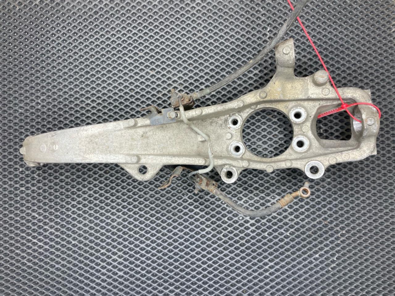 кулак поворотный правый Infiniti QX70 1 поколение 2016, 3.5 л., VQ35HR, бензин, АКПП, внедорожник 5 дв., 400141CA0A - фото №1