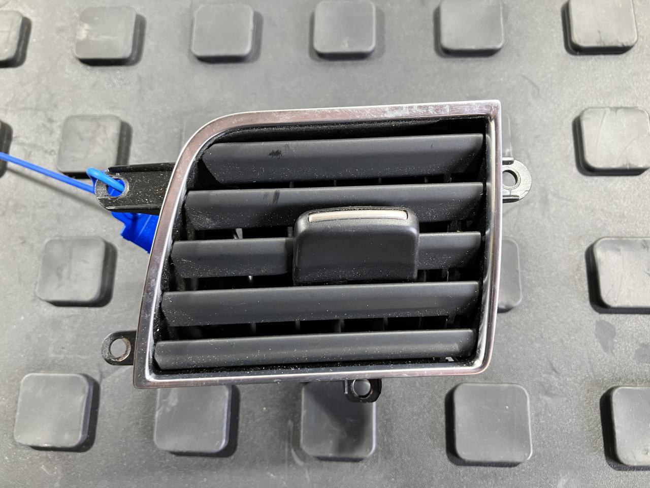 дефлектор обдува салона Audi A8 D4/4H 2012, 4.2 л., CDRA, бензин, АКПП, седан, 4H1820952A - фото №1