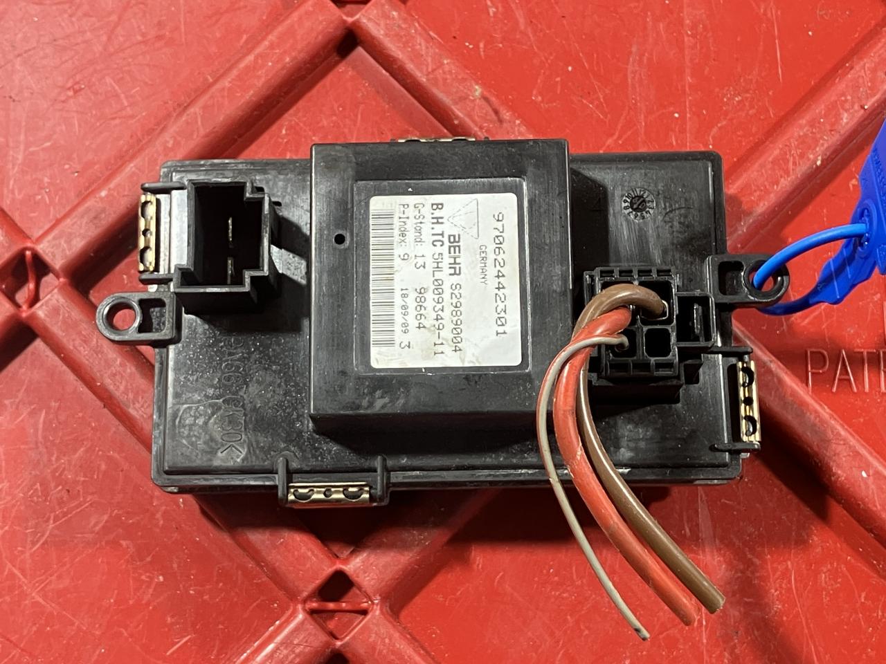 сопротивление печки Porsche Panamera 970 2012, 4.8 л., M 48.20, бензин, АКПП, хетчбэк 5 дв., 97062442301 - фото №1