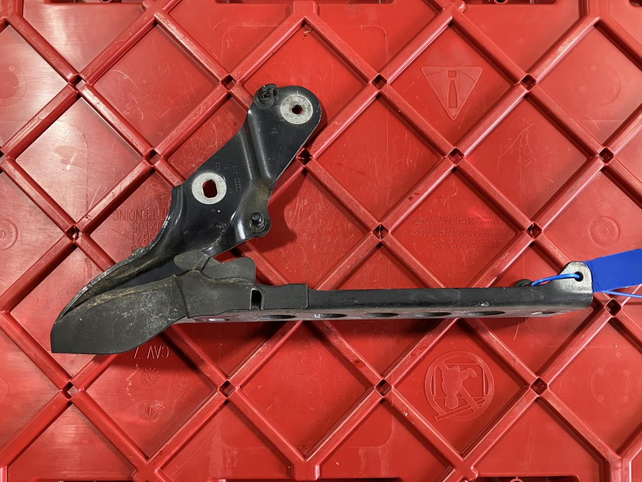 петля капота правая Audi A8 D4/4H 2012, 4.2 л., CDRA, бензин, АКПП, седан, 4H0823302D, 4H0823302L - фото №1