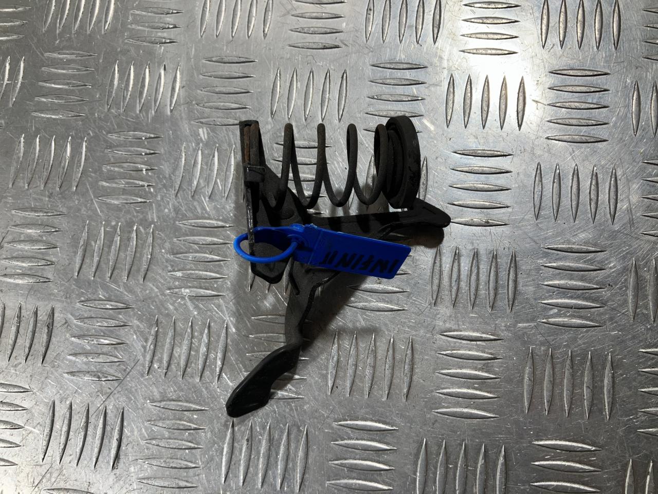 захватный крюк капота Infiniti FX35 2 поколение 2009, 3.5 л., VQ35HR, бензин, АКПП, седан - фото №1