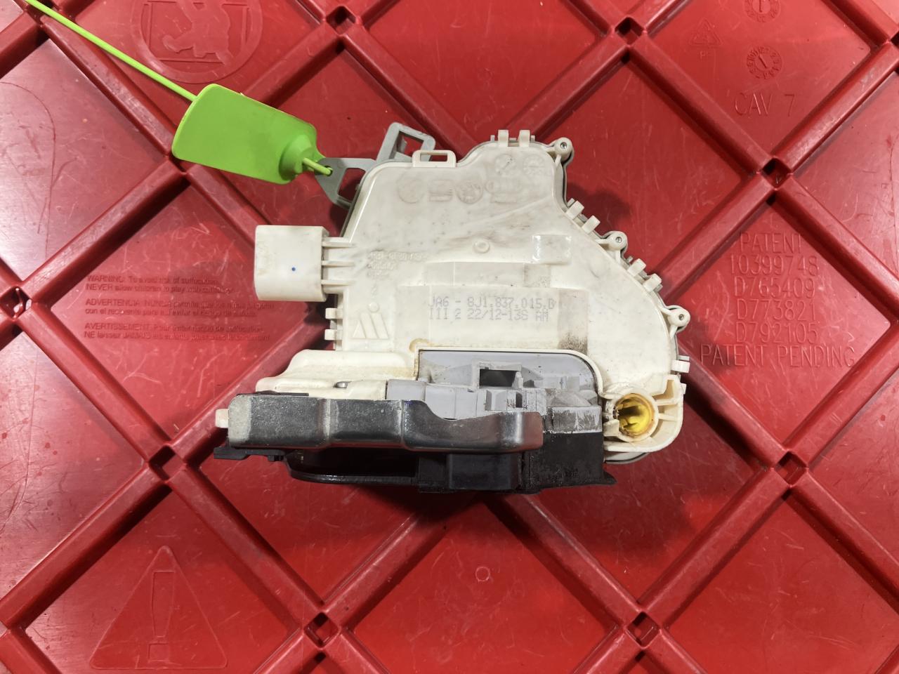 замок двери передней левой Audi A7 4G 2010, 3.2 л., CALB, бензин, 8J1837015D - фото №1