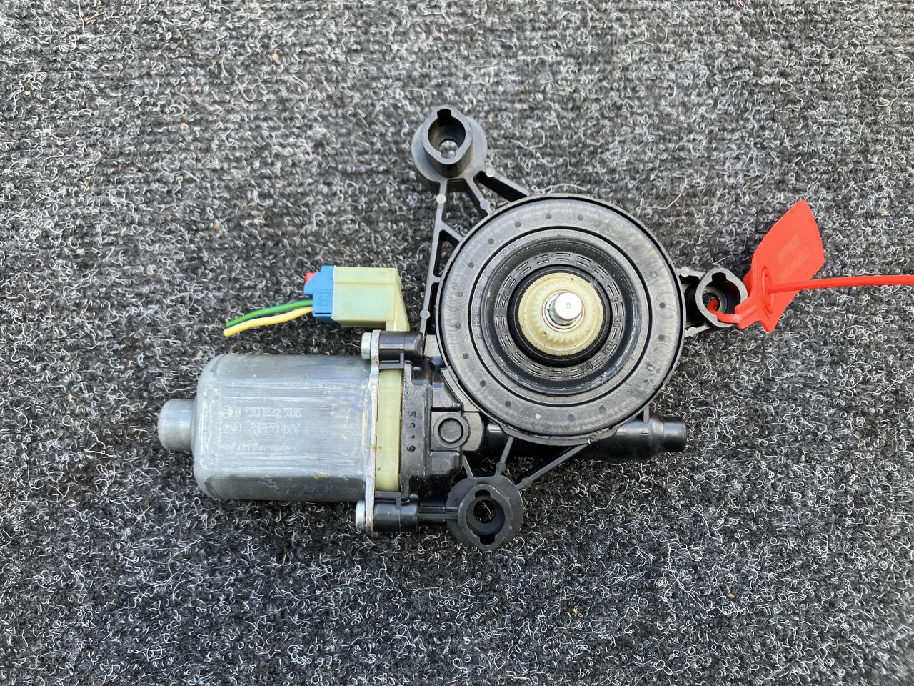 моторчик стеклоподъемника Audi Q7 4M 2016, 3.0 л., CREC, бензин, АКПП, внедорожник 5 дв., 8W0959801, 0130822705 - фото №1