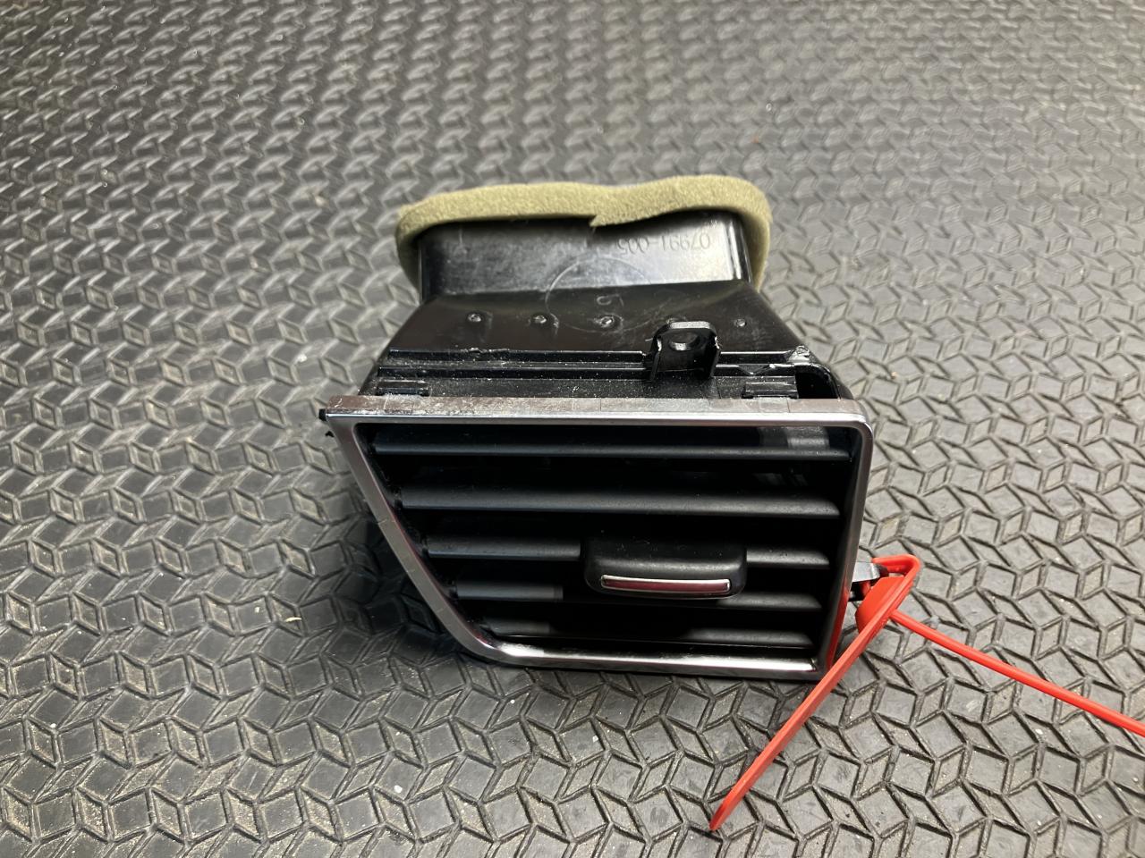 дефлектор обдува салона Audi A8 D4/4H 2012, 4.2 л., CDRA, бензин, АКПП, седан, 4H1820951A - фото №1